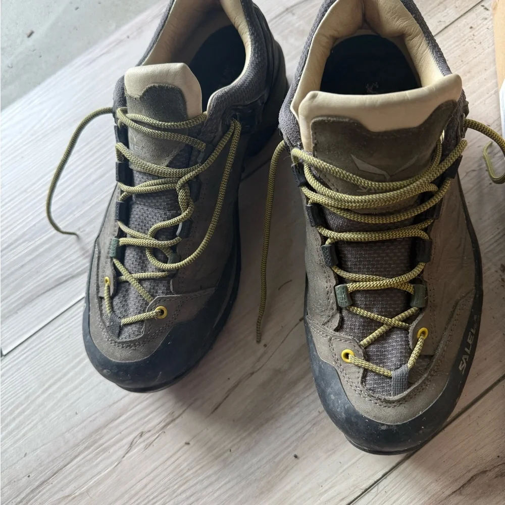 Men's size 9 Salewa Mountain Trainer Hiking Shoes - Picture 1 of 4